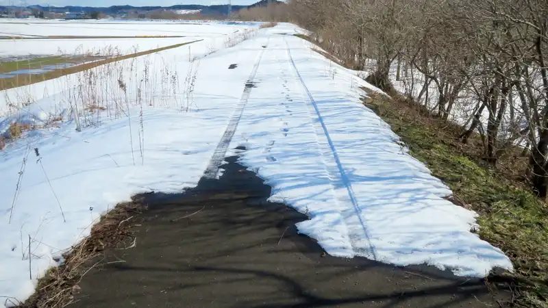 ザラメ雪の洗礼！ファットバイク無力化で久々の押し歩きライドイメージ03