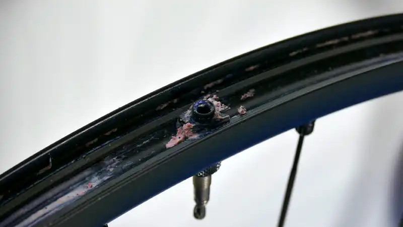 補修より交換が近道?チューブレスタイヤのパンク修理に再挑戦イメージ13