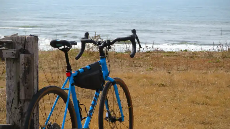 耐パンク版『グラベルキングプラス』の雑感と春霞の海辺ライドイメージ14