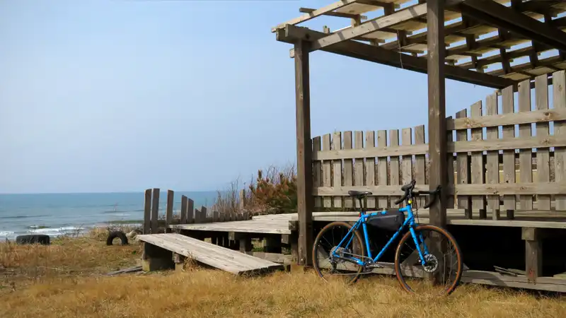 耐パンク版『グラベルキングプラス』の雑感と春霞の海辺ライドイメージ15