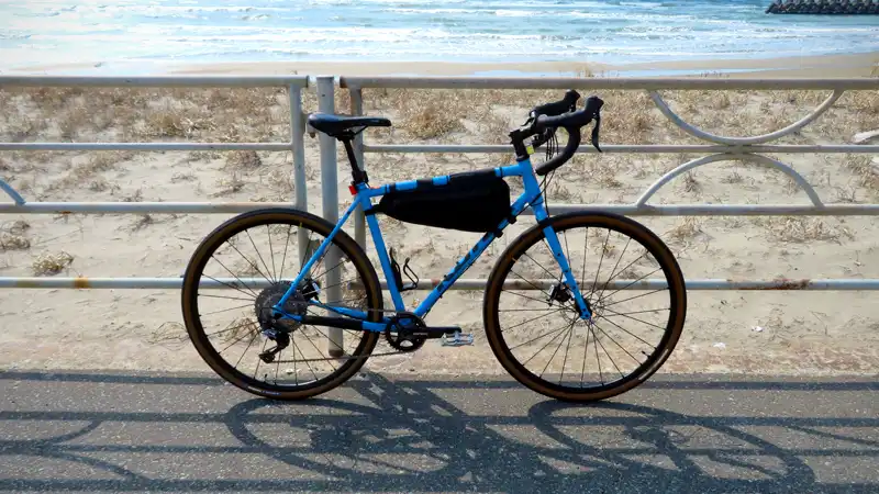 耐パンク版『グラベルキングプラス』の雑感と春霞の海辺ライドイメージ18